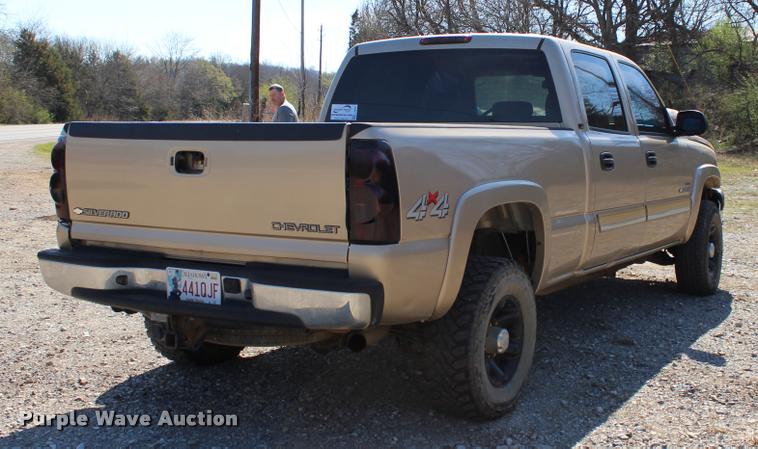 image for item L3027 2005 Chevrolet Silverado 2500HD Crew Cab pickup truck