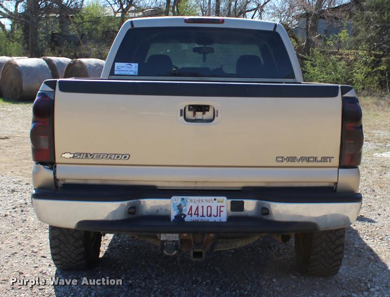 image for item L3027 2005 Chevrolet Silverado 2500HD Crew Cab pickup truck
