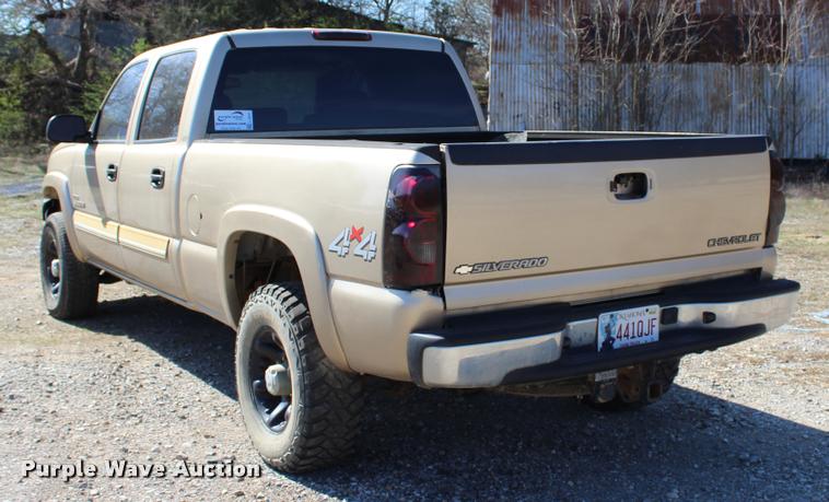 image for item L3027 2005 Chevrolet Silverado 2500HD Crew Cab pickup truck