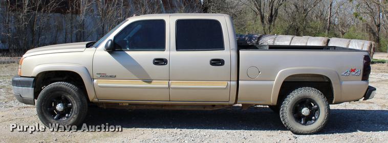 image for item L3027 2005 Chevrolet Silverado 2500HD Crew Cab pickup truck