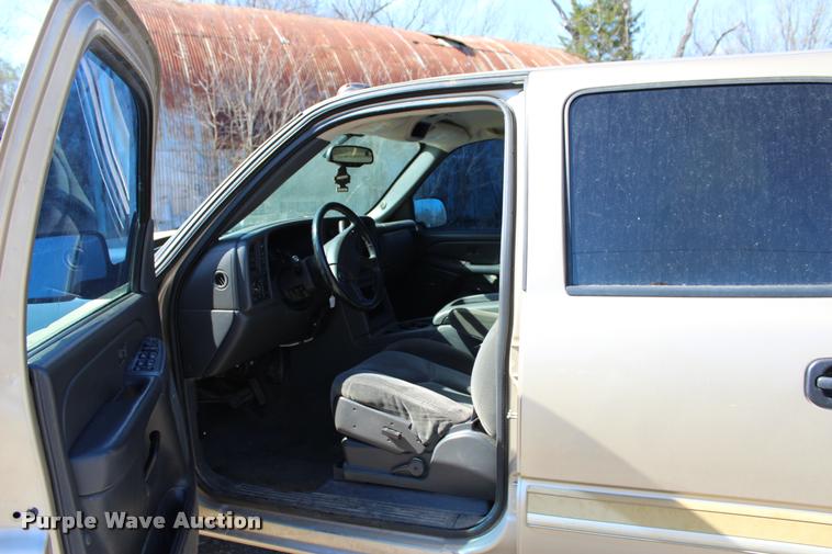 image for item L3027 2005 Chevrolet Silverado 2500HD Crew Cab pickup truck