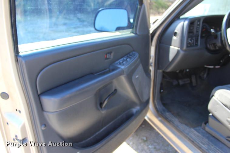 image for item L3027 2005 Chevrolet Silverado 2500HD Crew Cab pickup truck