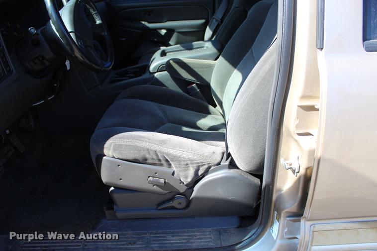 image for item L3027 2005 Chevrolet Silverado 2500HD Crew Cab pickup truck