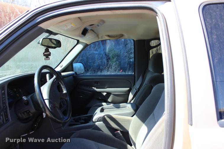 image for item L3027 2005 Chevrolet Silverado 2500HD Crew Cab pickup truck