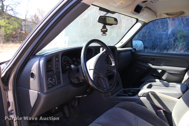 image for item L3027 2005 Chevrolet Silverado 2500HD Crew Cab pickup truck