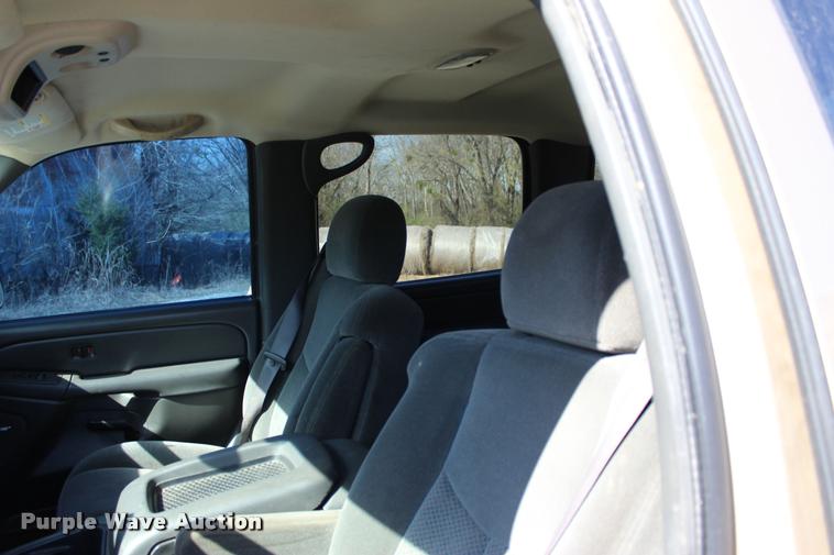 image for item L3027 2005 Chevrolet Silverado 2500HD Crew Cab pickup truck