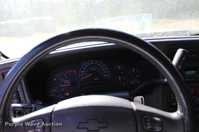 image for item L3027 2005 Chevrolet Silverado 2500HD Crew Cab pickup truck