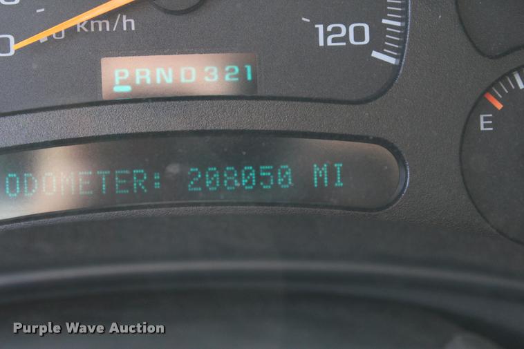 image for item L3027 2005 Chevrolet Silverado 2500HD Crew Cab pickup truck