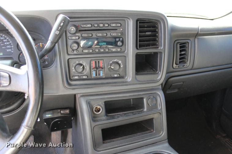 image for item L3027 2005 Chevrolet Silverado 2500HD Crew Cab pickup truck