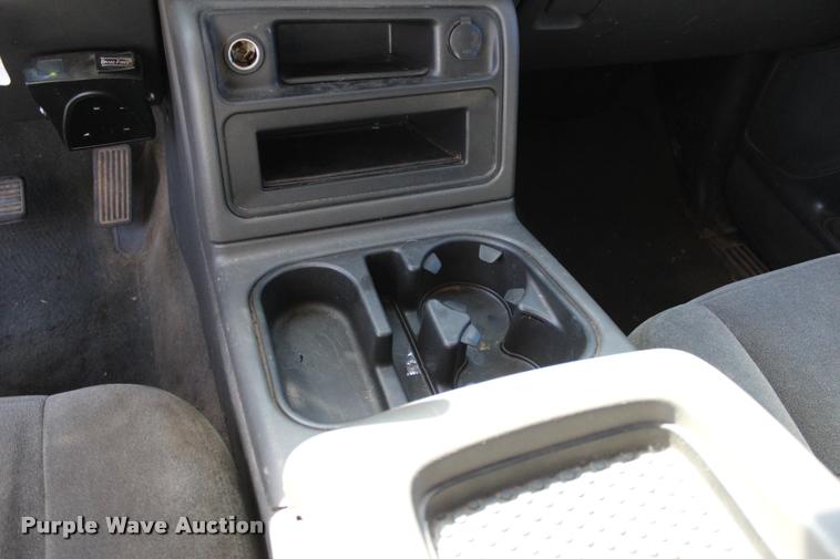 image for item L3027 2005 Chevrolet Silverado 2500HD Crew Cab pickup truck