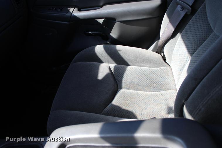 image for item L3027 2005 Chevrolet Silverado 2500HD Crew Cab pickup truck