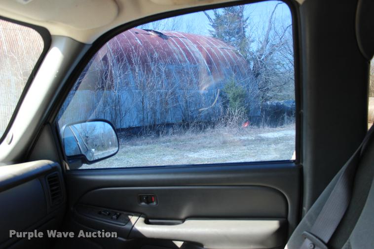 image for item L3027 2005 Chevrolet Silverado 2500HD Crew Cab pickup truck