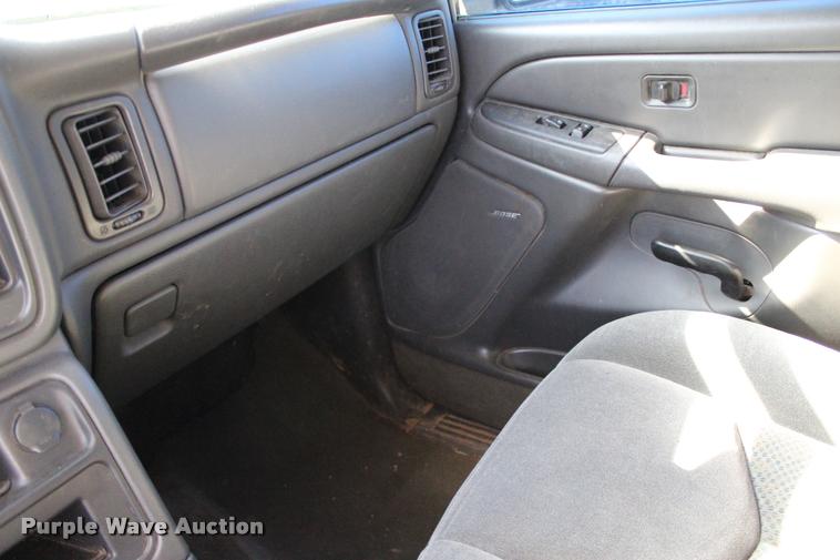 image for item L3027 2005 Chevrolet Silverado 2500HD Crew Cab pickup truck