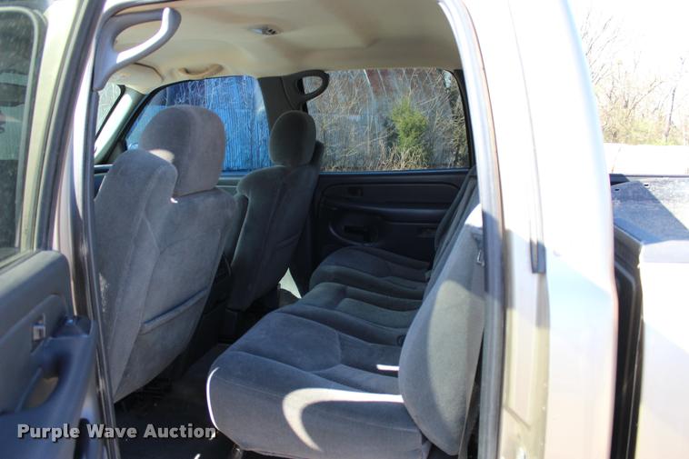 image for item L3027 2005 Chevrolet Silverado 2500HD Crew Cab pickup truck