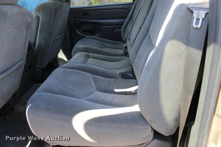 image for item L3027 2005 Chevrolet Silverado 2500HD Crew Cab pickup truck