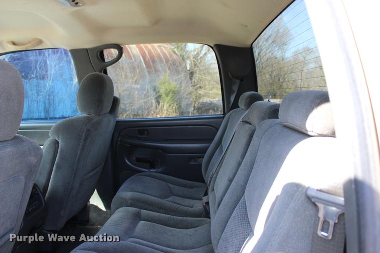 image for item L3027 2005 Chevrolet Silverado 2500HD Crew Cab pickup truck