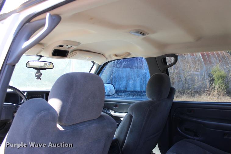 image for item L3027 2005 Chevrolet Silverado 2500HD Crew Cab pickup truck