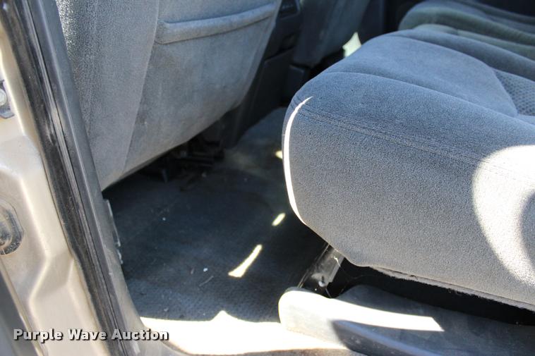 image for item L3027 2005 Chevrolet Silverado 2500HD Crew Cab pickup truck