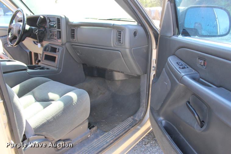 image for item L3027 2005 Chevrolet Silverado 2500HD Crew Cab pickup truck