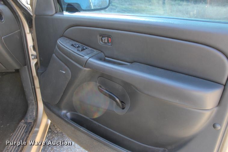 image for item L3027 2005 Chevrolet Silverado 2500HD Crew Cab pickup truck