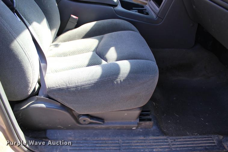 image for item L3027 2005 Chevrolet Silverado 2500HD Crew Cab pickup truck