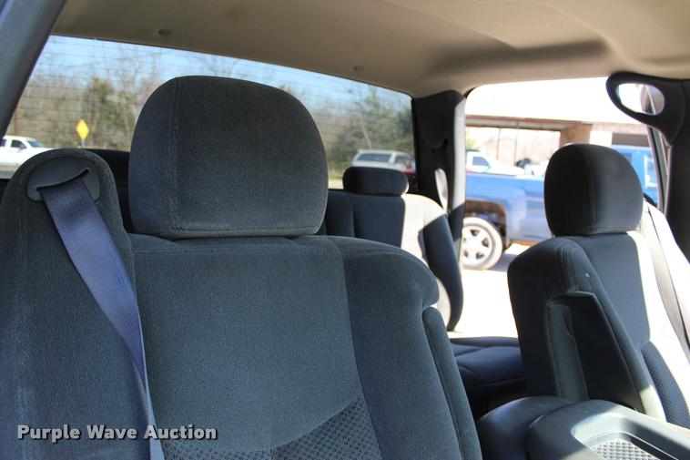 image for item L3027 2005 Chevrolet Silverado 2500HD Crew Cab pickup truck