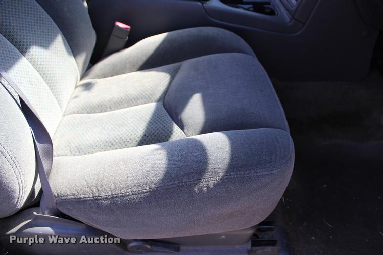 image for item L3027 2005 Chevrolet Silverado 2500HD Crew Cab pickup truck