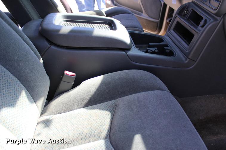 image for item L3027 2005 Chevrolet Silverado 2500HD Crew Cab pickup truck