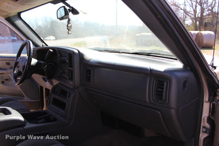 image for item L3027 2005 Chevrolet Silverado 2500HD Crew Cab pickup truck