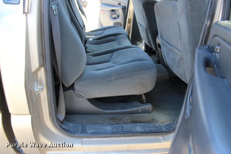 image for item L3027 2005 Chevrolet Silverado 2500HD Crew Cab pickup truck