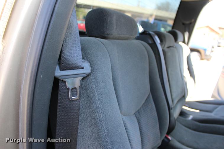 image for item L3027 2005 Chevrolet Silverado 2500HD Crew Cab pickup truck