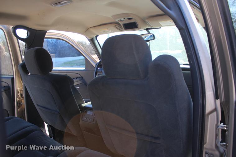 image for item L3027 2005 Chevrolet Silverado 2500HD Crew Cab pickup truck