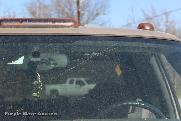 image for item L3027 2005 Chevrolet Silverado 2500HD Crew Cab pickup truck