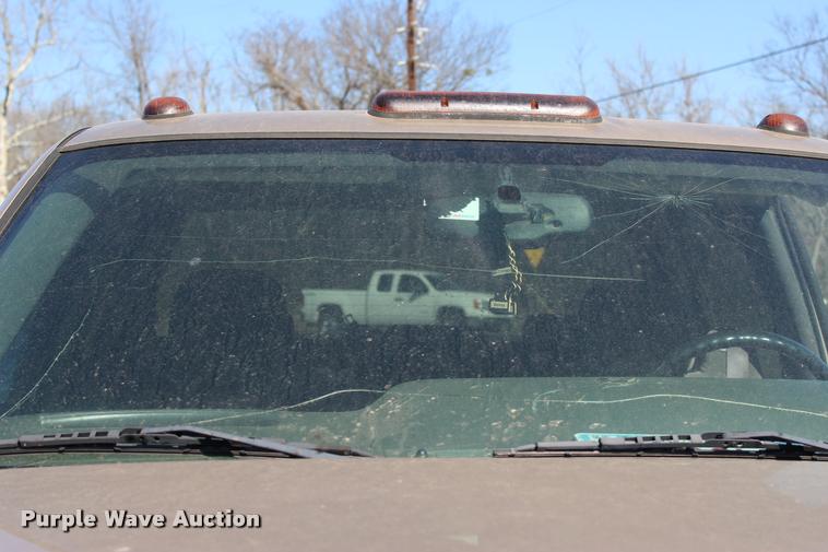 image for item L3027 2005 Chevrolet Silverado 2500HD Crew Cab pickup truck