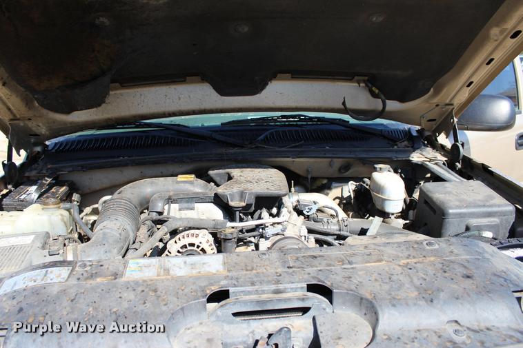 image for item L3027 2005 Chevrolet Silverado 2500HD Crew Cab pickup truck