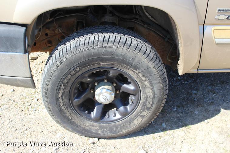 image for item L3027 2005 Chevrolet Silverado 2500HD Crew Cab pickup truck