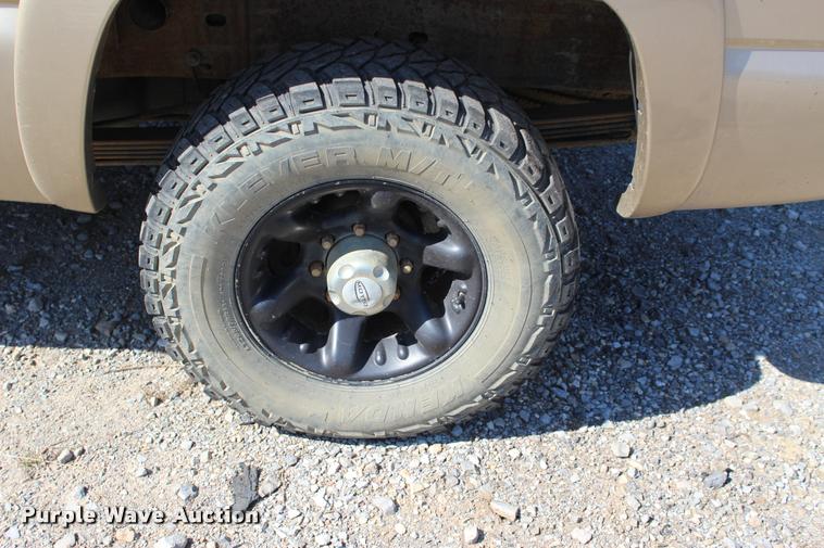 image for item L3027 2005 Chevrolet Silverado 2500HD Crew Cab pickup truck