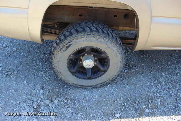 image for item L3027 2005 Chevrolet Silverado 2500HD Crew Cab pickup truck