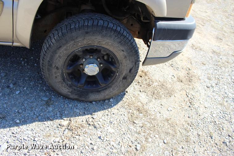 image for item L3027 2005 Chevrolet Silverado 2500HD Crew Cab pickup truck