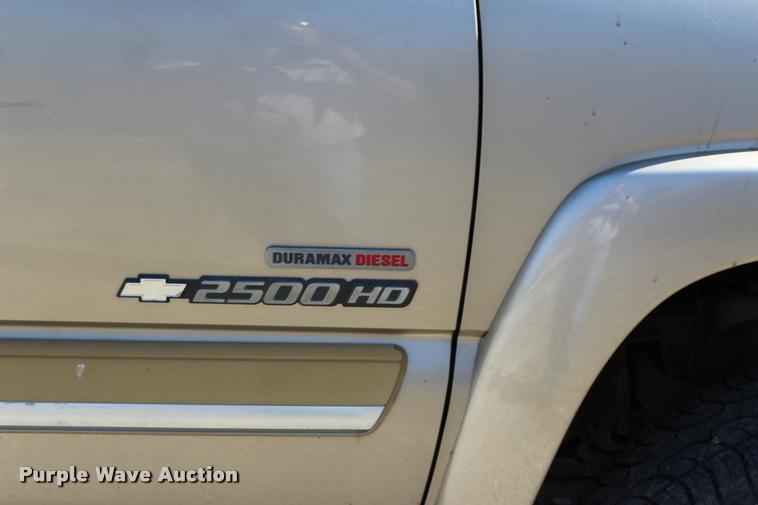 image for item L3027 2005 Chevrolet Silverado 2500HD Crew Cab pickup truck