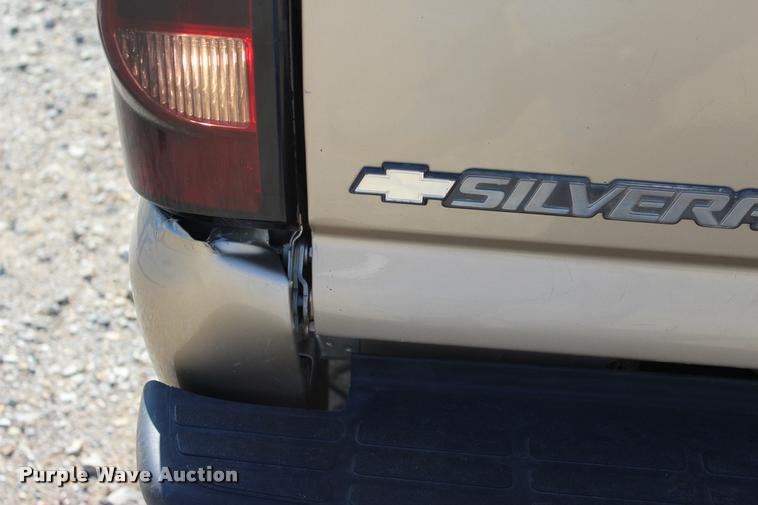 image for item L3027 2005 Chevrolet Silverado 2500HD Crew Cab pickup truck