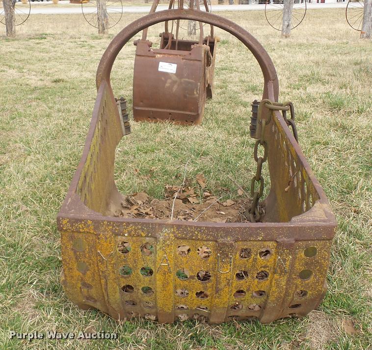 image for item L4617 46" drag bucket