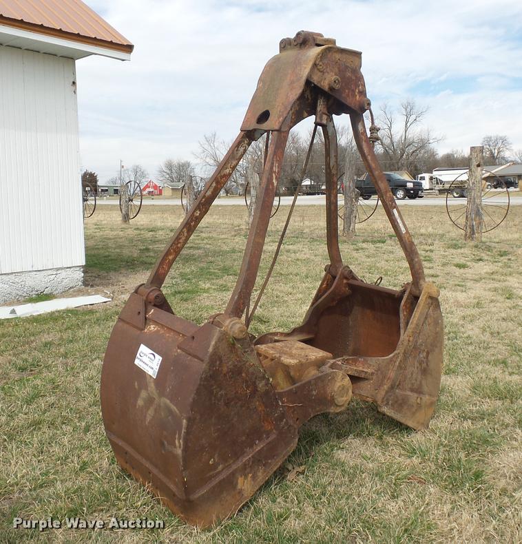 image for item L4618 32" clamshell bucket
