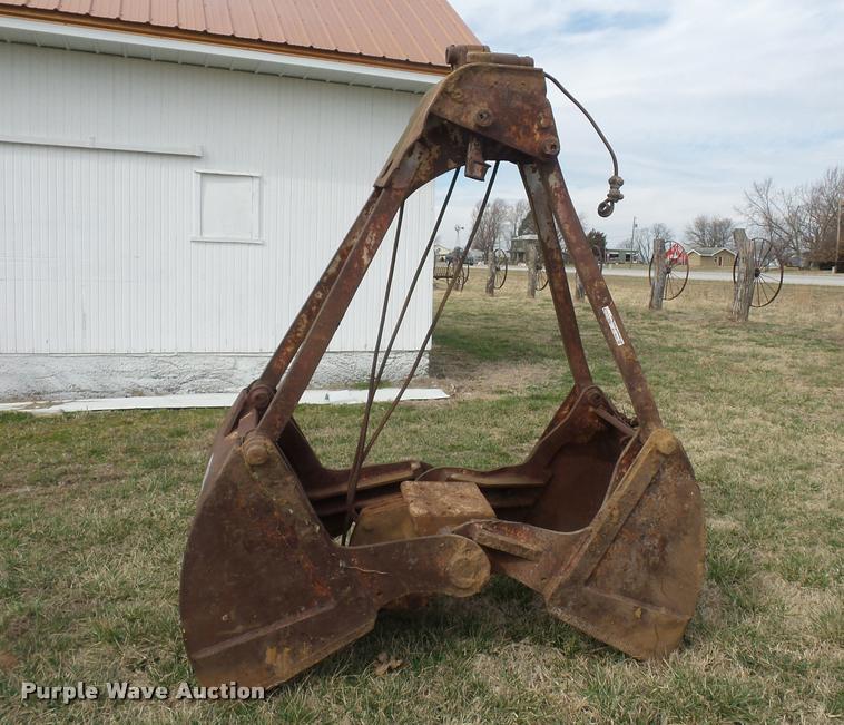 image for item L4618 32" clamshell bucket
