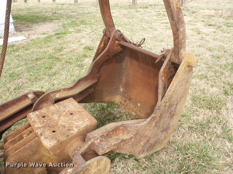 image for item L4618 32" clamshell bucket
