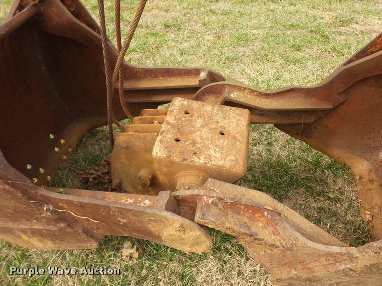 image for item L4618 32" clamshell bucket