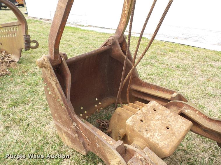 image for item L4618 32" clamshell bucket