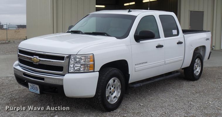 image for item L4637 2010 Chevrolet Silverado 1500 Crew Cab pickup truck