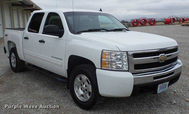 image for item L4637 2010 Chevrolet Silverado 1500 Crew Cab pickup truck
