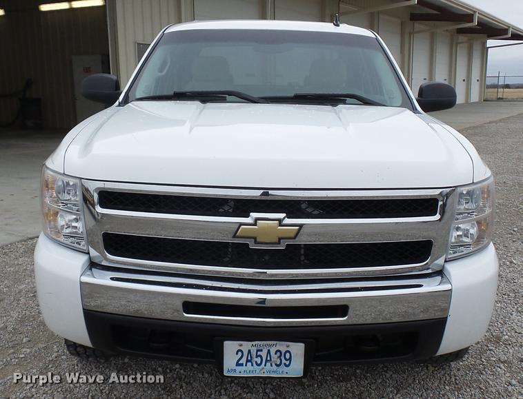 image for item L4637 2010 Chevrolet Silverado 1500 Crew Cab pickup truck